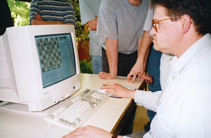 Wladimir Epischin spielt Schach am Computer